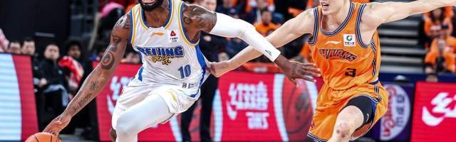 三亿真人-CBA争冠形势大变！两大豪门轰然倒下，上海成搅局者，黑马俯冲前4