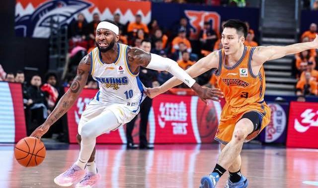 三亿真人-CBA争冠形势大变！两大豪门轰然倒下，上海成搅局者，黑马俯冲前4