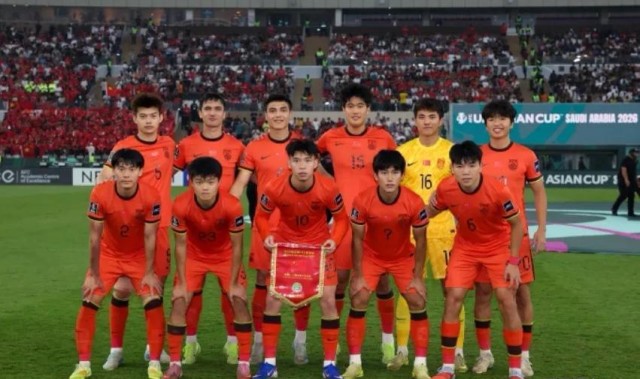 三亿体育网址-U23国足回国！获献鲜花花环 大量球迷热情接机：欢迎英雄凯旋归来