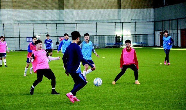 执行主教练王亮:大连队目标肯定是冠军|足协|中超|球员|竞赛规程|年轻球员_新浪体育_新浪新闻