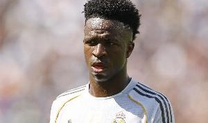 TA：维尼修斯对担任替补感到不满，阿隆索赛前并未就此事与他沟通