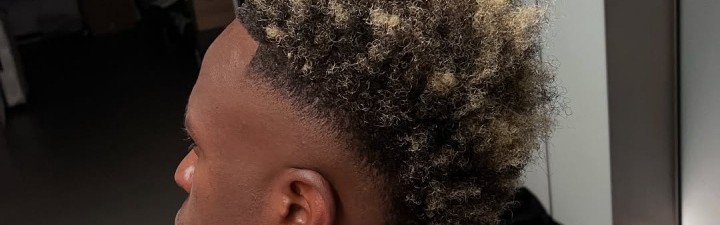 三亿体育官网-怎么样？维尼修斯精修一下烫头的发型，开启新赛季征程