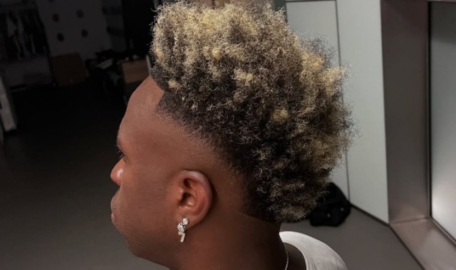 三亿体育官网-怎么样？维尼修斯精修一下烫头的发型，开启新赛季征程